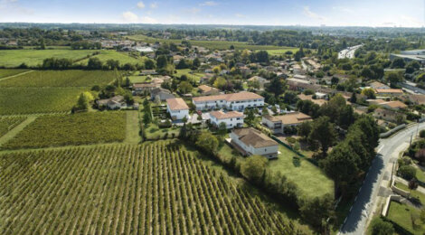 Programme immobilier neuf VISTA VINIA - Sainte-Eulalie : Maisons T3–T4 avec jardins privatifs et ambiance chaleureuse proche du Château Malbec (33560) - Référence : 13107